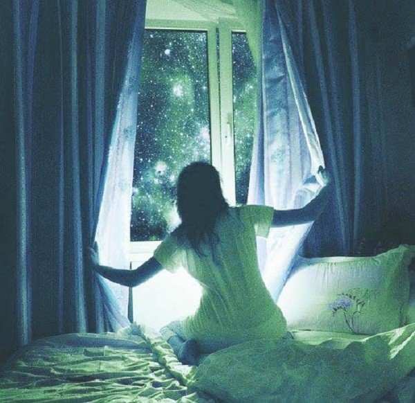 Сон люди в окнах. Луна в окне. Окно ночью. Лунный свет в окне. Женщина в окне.