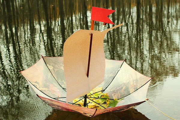 Бумажный кораблик осень