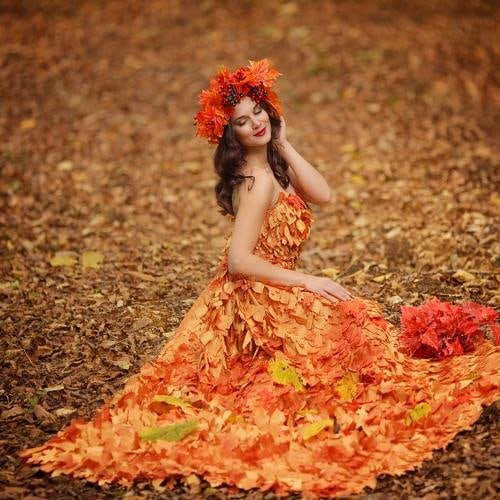 Девушка в платье из листьев