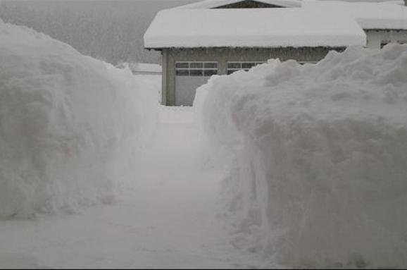 Отель засыпало снегом