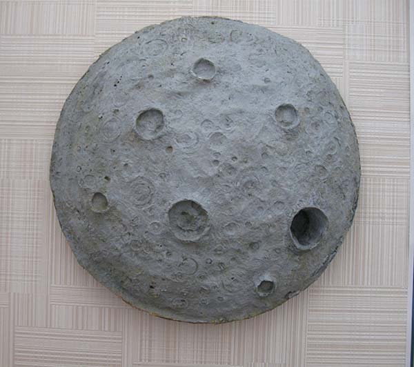 Модель Луны из пластилина