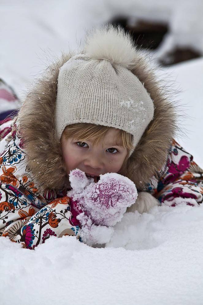 Можно снежок ребенка. Дети зимой. Дети в снегу. Кушать снег. Сон ребенка.