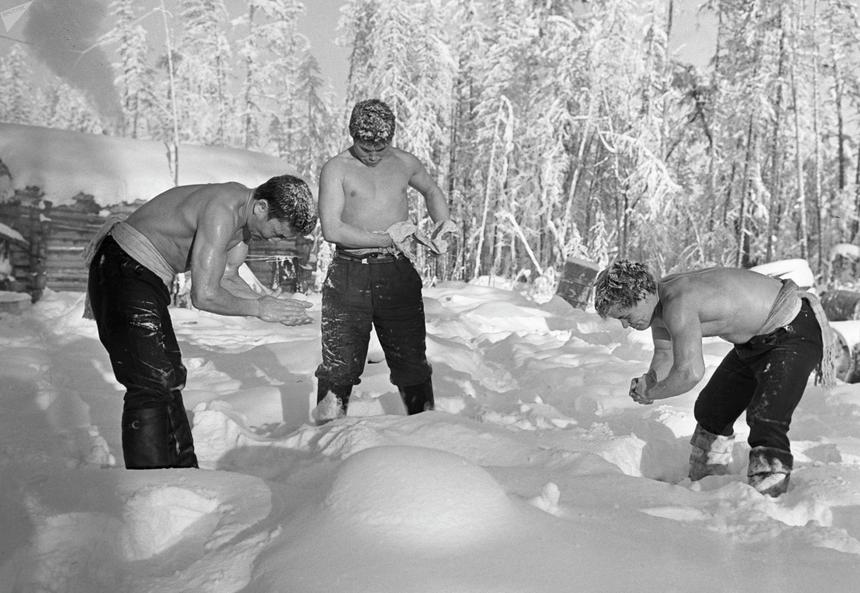 Тренировка закаливание. Джентльмены удачи обтирание снегом. Джентльмены удачи закаливание. Закаляться снегом. Обтирание снегом.