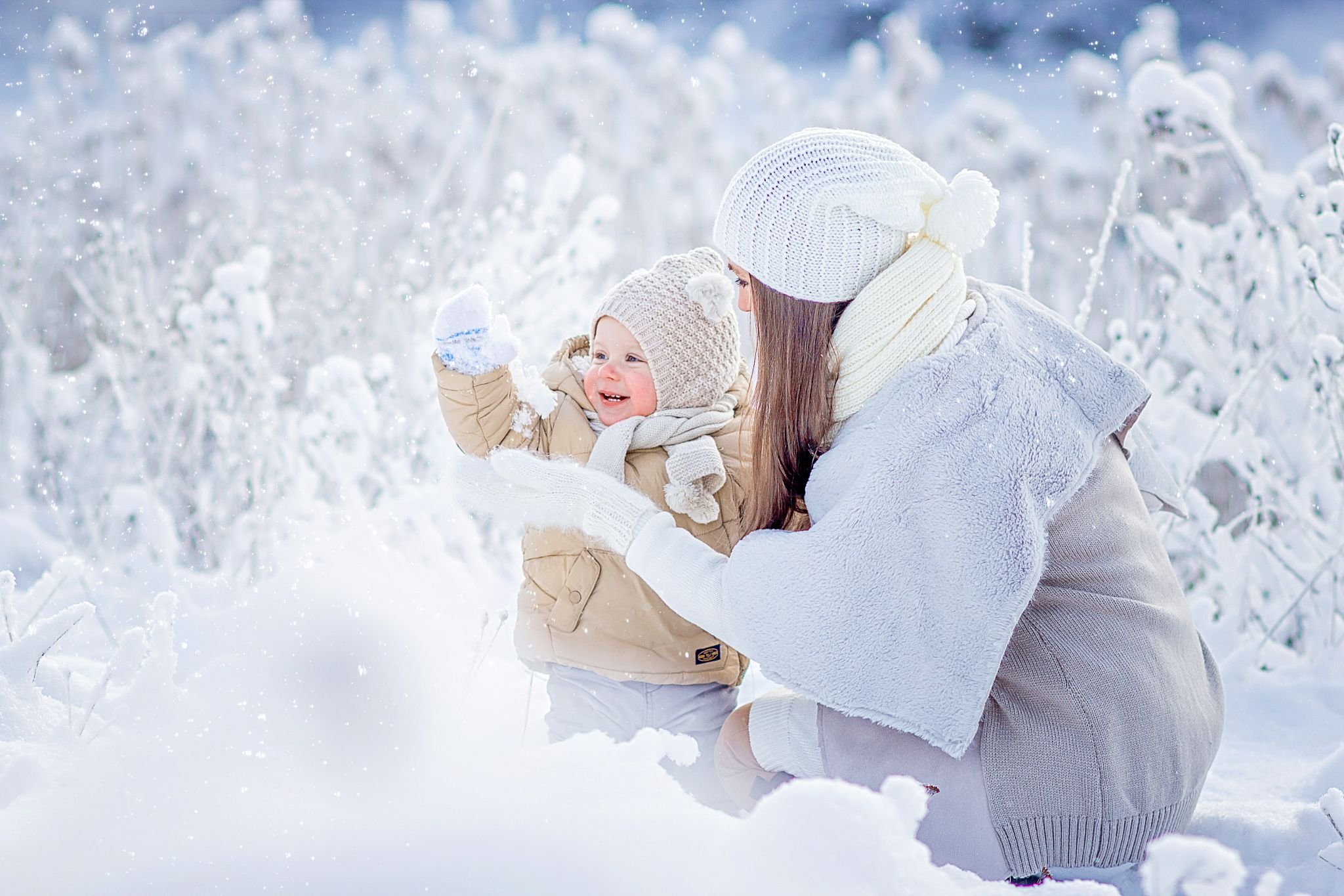 Мама будет снег. Мама с ребенком зимой. Счастливые дети зима. Семья зима. Девушка с ребенком зимой.