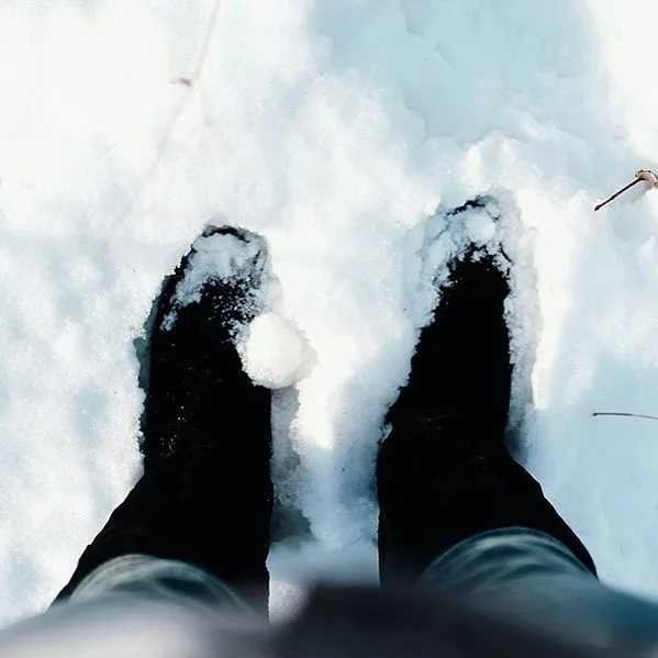 Женские ноги на снегу