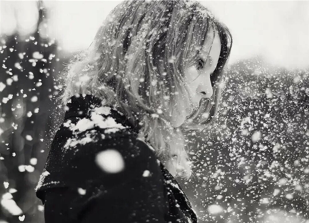 Девушка под снегом. Грустная девушка зима. Грустная девушка зимой. Девушка и снегопад.