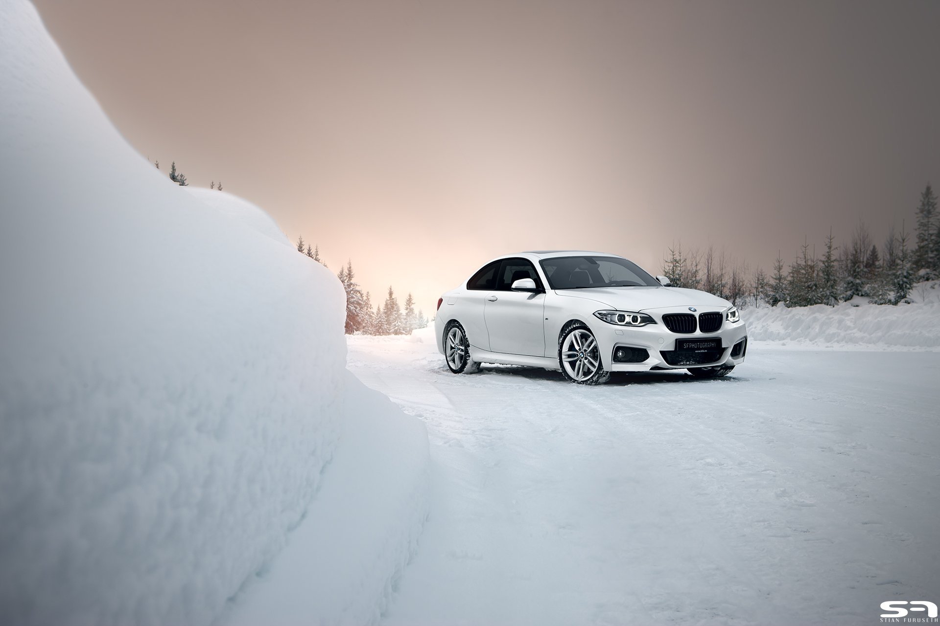 М5 зима. Белая BMW 5 В снегу. Снежная БМВ. БМВ зимой. БМВ В сугробе.