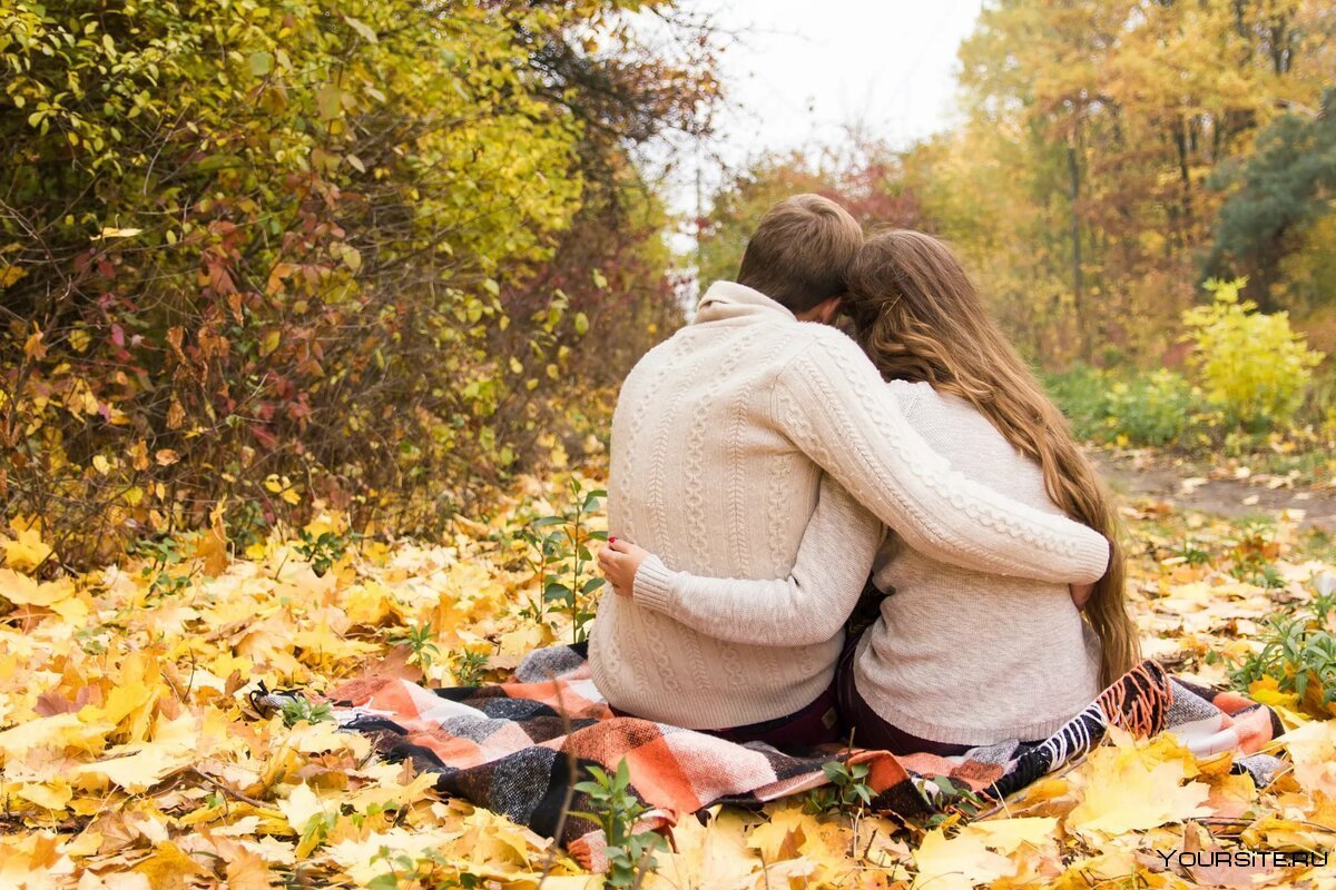 На природе с любимым человеком. Осень любовь. Осенние объятия. Осень влюбленные. Пара осенью в парке.
