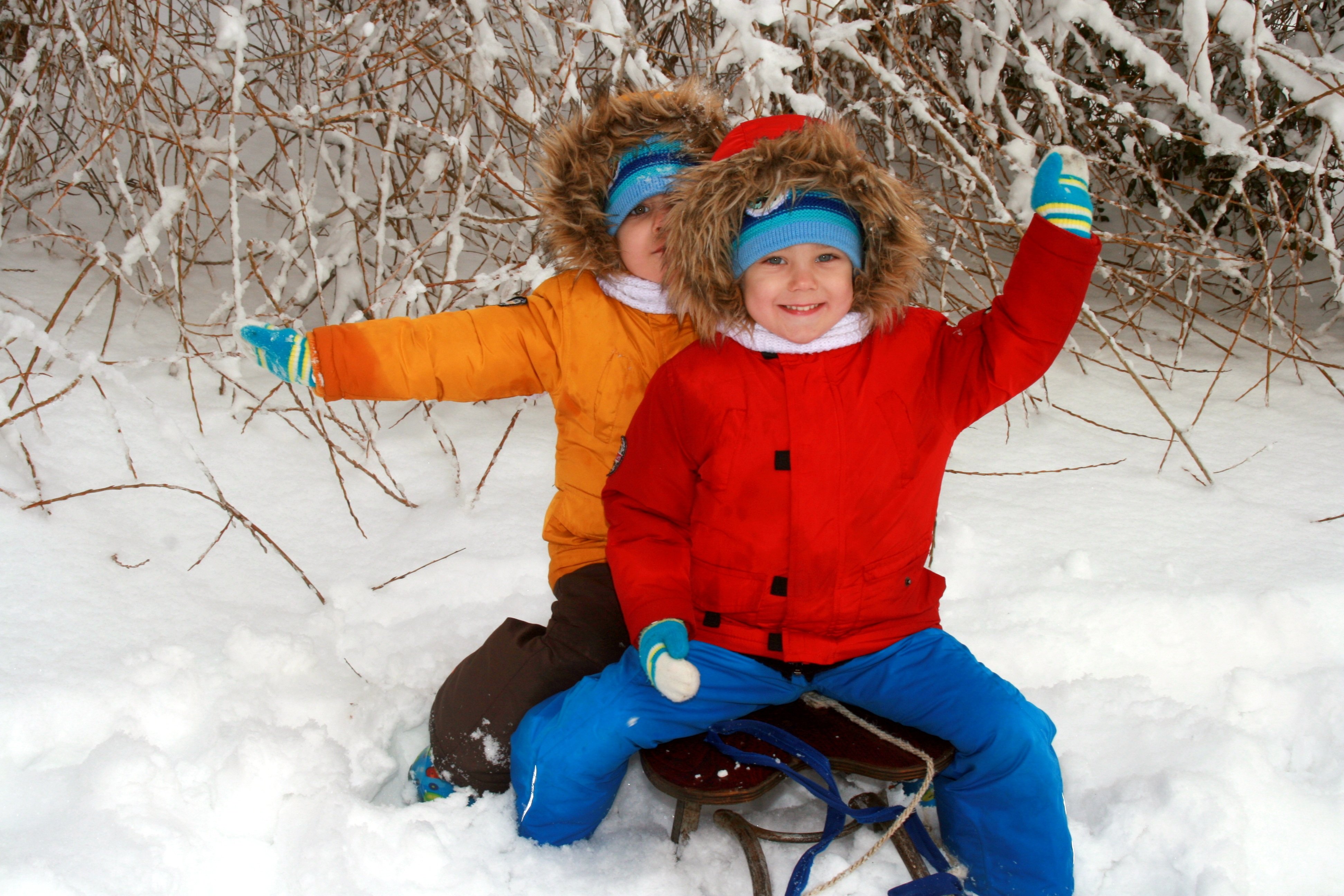 Играем со снегом. Дети зимой. Зимние развлечения. Зимние развлечения для детей. Зимние забавы фотосессия.