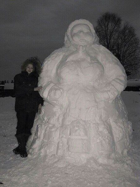 Самой толстой снежной шубой. Снежная баба. Женщина из снега. Ледяная баба из снега. Снежная баба из снега.