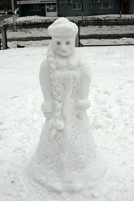 Снег снеговик снегурочка. Снегурочка из снега. Фигуры из снега. Фигура Снегурочки из снега. Фигуры из снега Снегурочка.