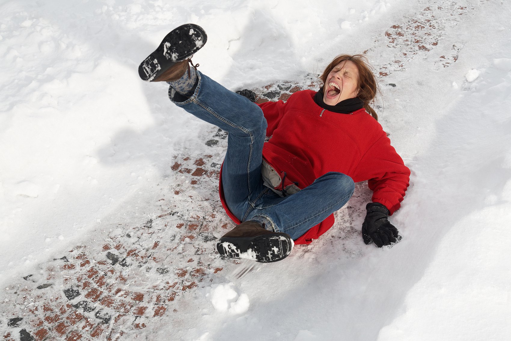 Женщина в сугробе. Человек в снегу. Поскользнулся зимой. Человек падает на льду.