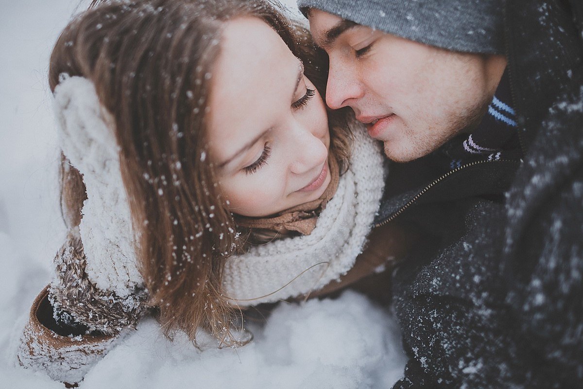 Зима люблю песня. Пары зимой. Парень с девушкой зимой. Зимняя романтика. Зима любовь.