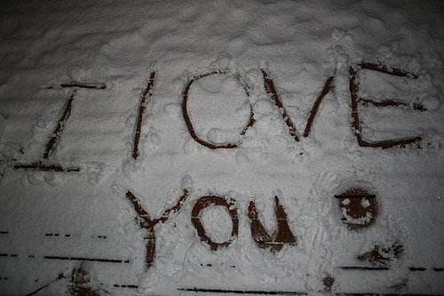 Надпись на снегу люблю