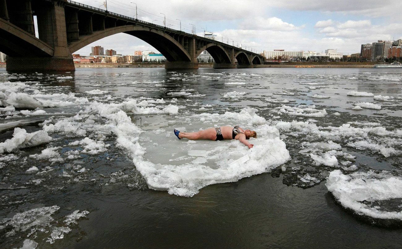 Без суровая. Женщина на льдине. Купание в Енисее. Льдины на реке. Москва река грязь.