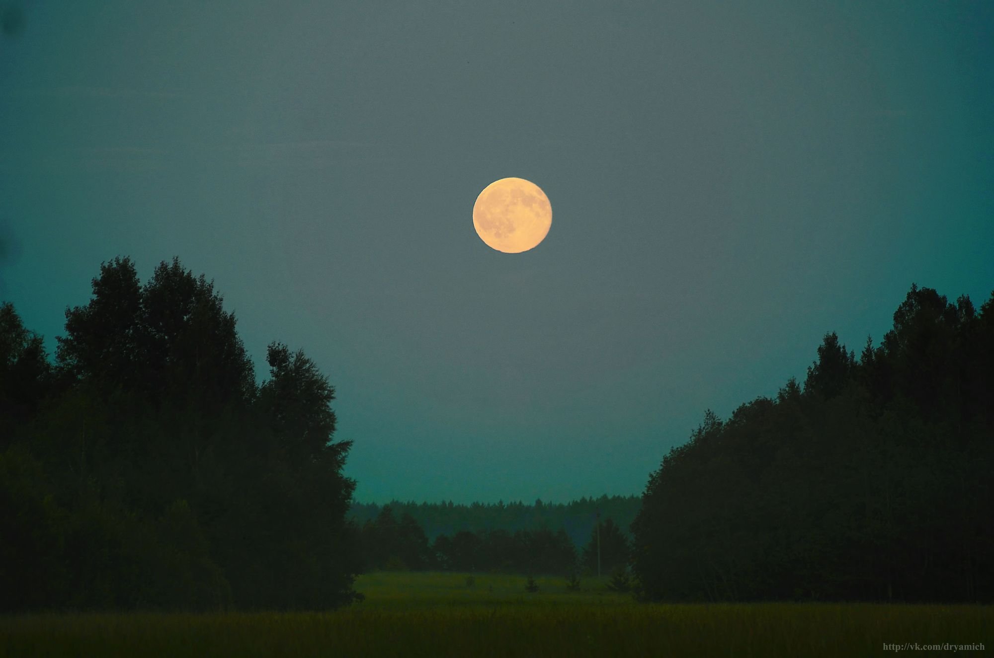 Луна над полями