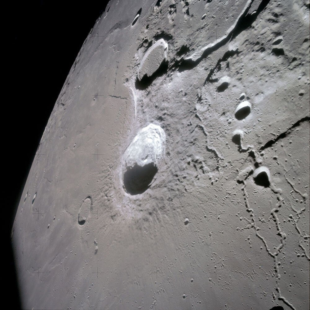 Луна лет сша. Кратер Архимед на Луне. Вода на Луне. Луна на поверхности воды. Следы цивилизации на Луне.