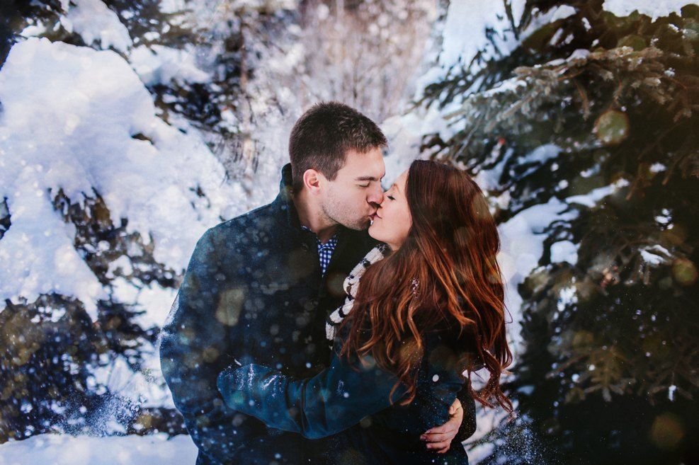 Парень девушка снег. Поцелуй зимой. Мужчина и женщина зима. Парень и девушка зима. Влюбленные в снегу.