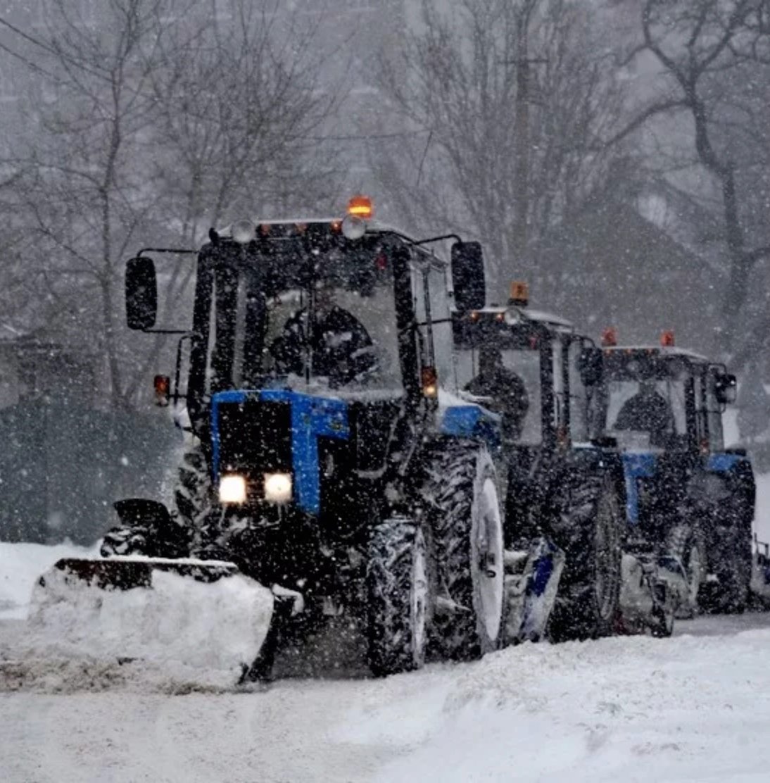 Трактора чистят дороги. Трактор МТЗ 82 убирает снег. МТЗ 82 уборка снега. Трактор МТЗ 82 уборка снега. Расчистка снега трактором МТЗ 82.