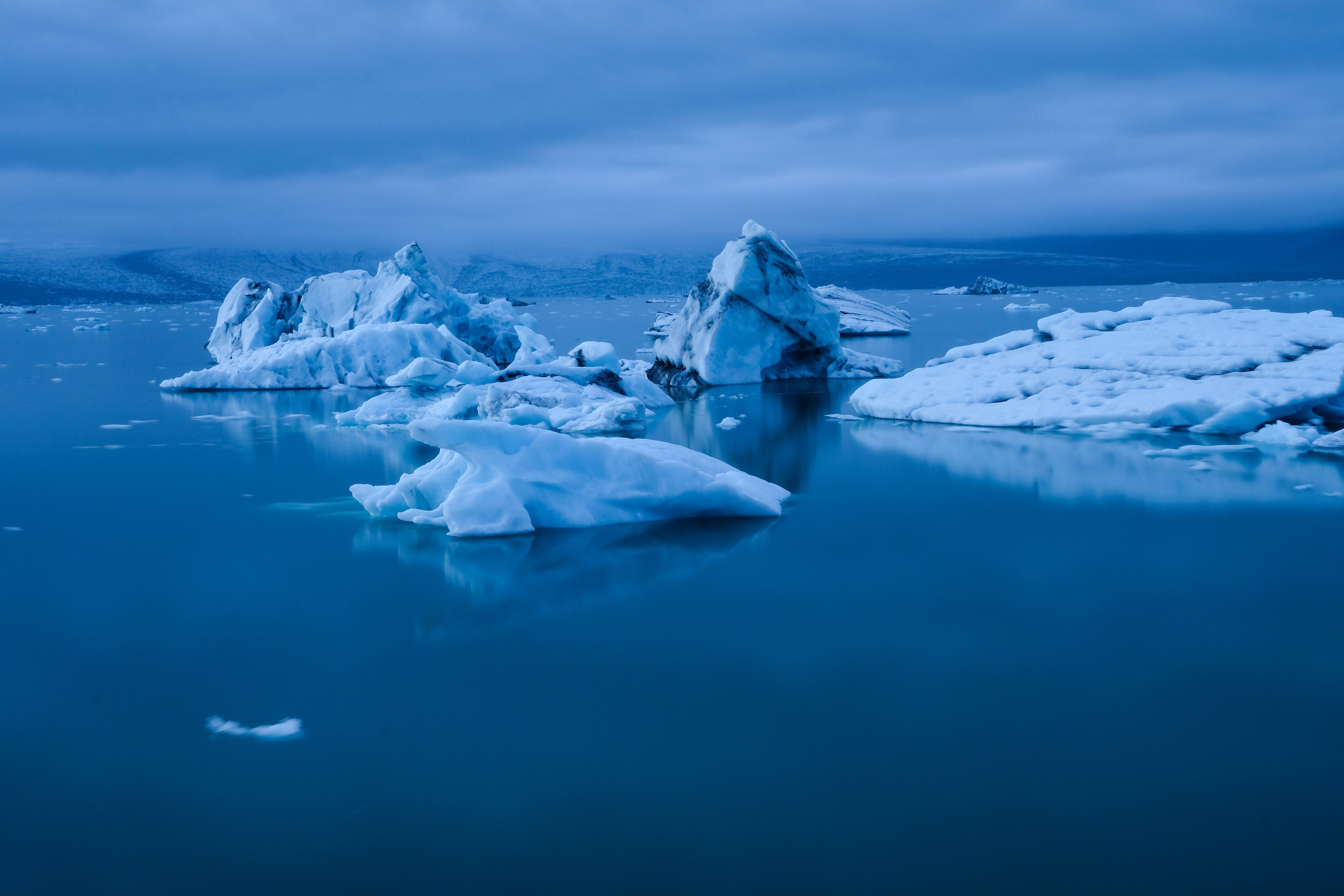 Ледовое море. Айсберг льдина. Ледоход и Айсберг. Льдины в Антарктиде. Ледяной Айсберг.