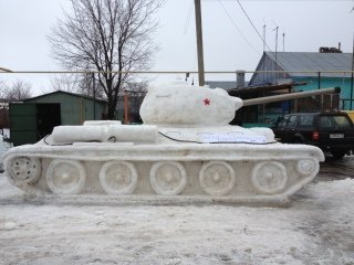Снежная фигура танк