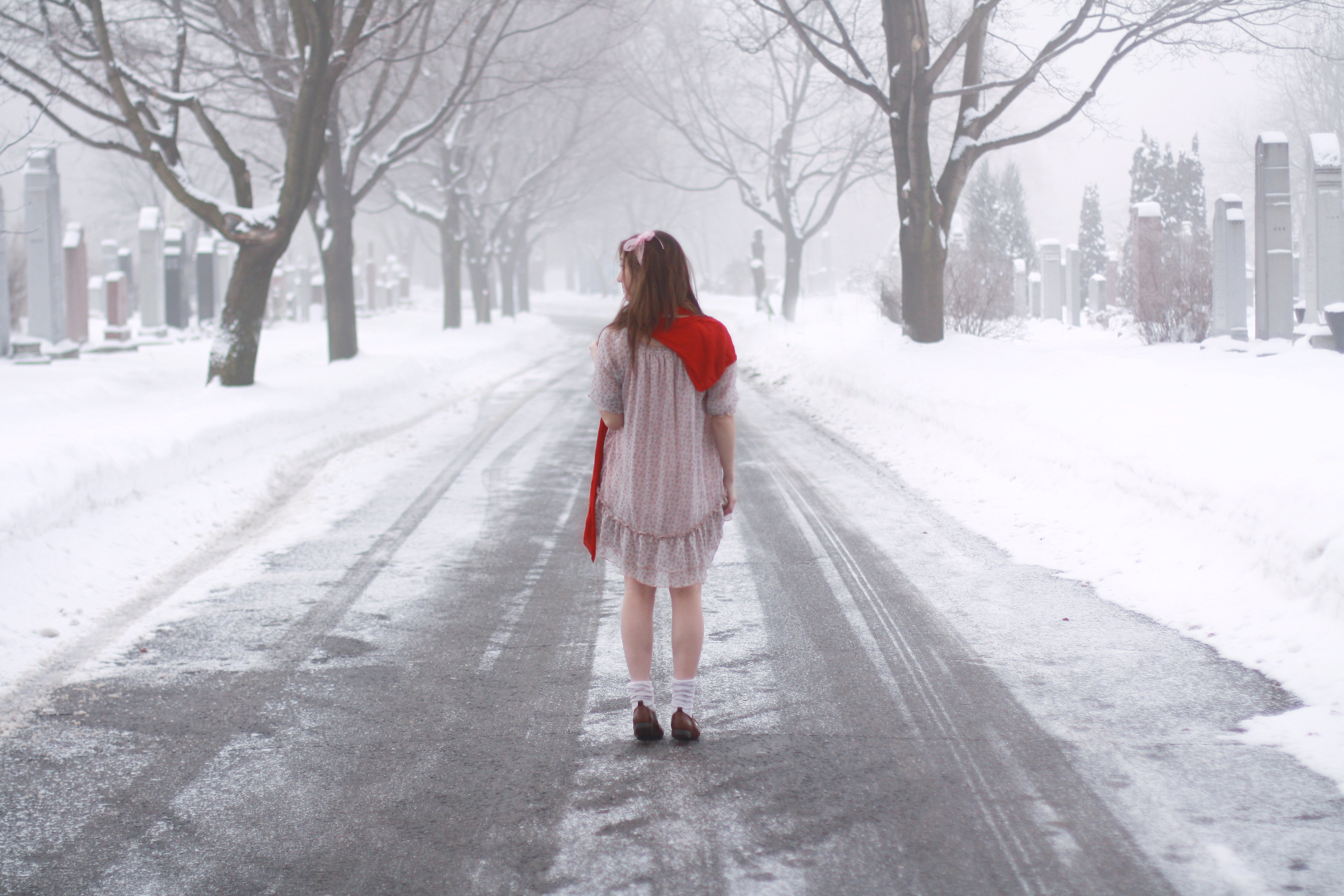Бредя по улице. Девушка зимой в снегу. Женщины в снегопад на улице. Девушка метель. Девушка идет зима.