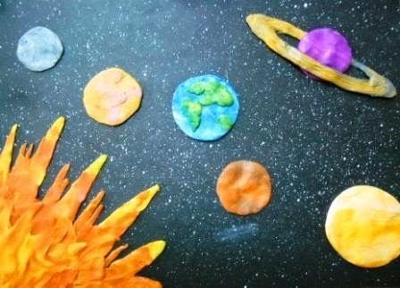 Солнце в космосе из пластилина