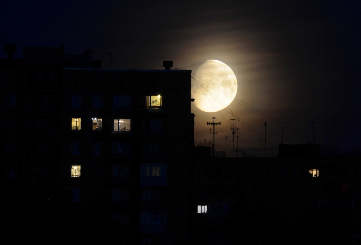 Луна над крышей дома. Луна над домами. Луна над городом. Дом на Луне. Луна в окне.