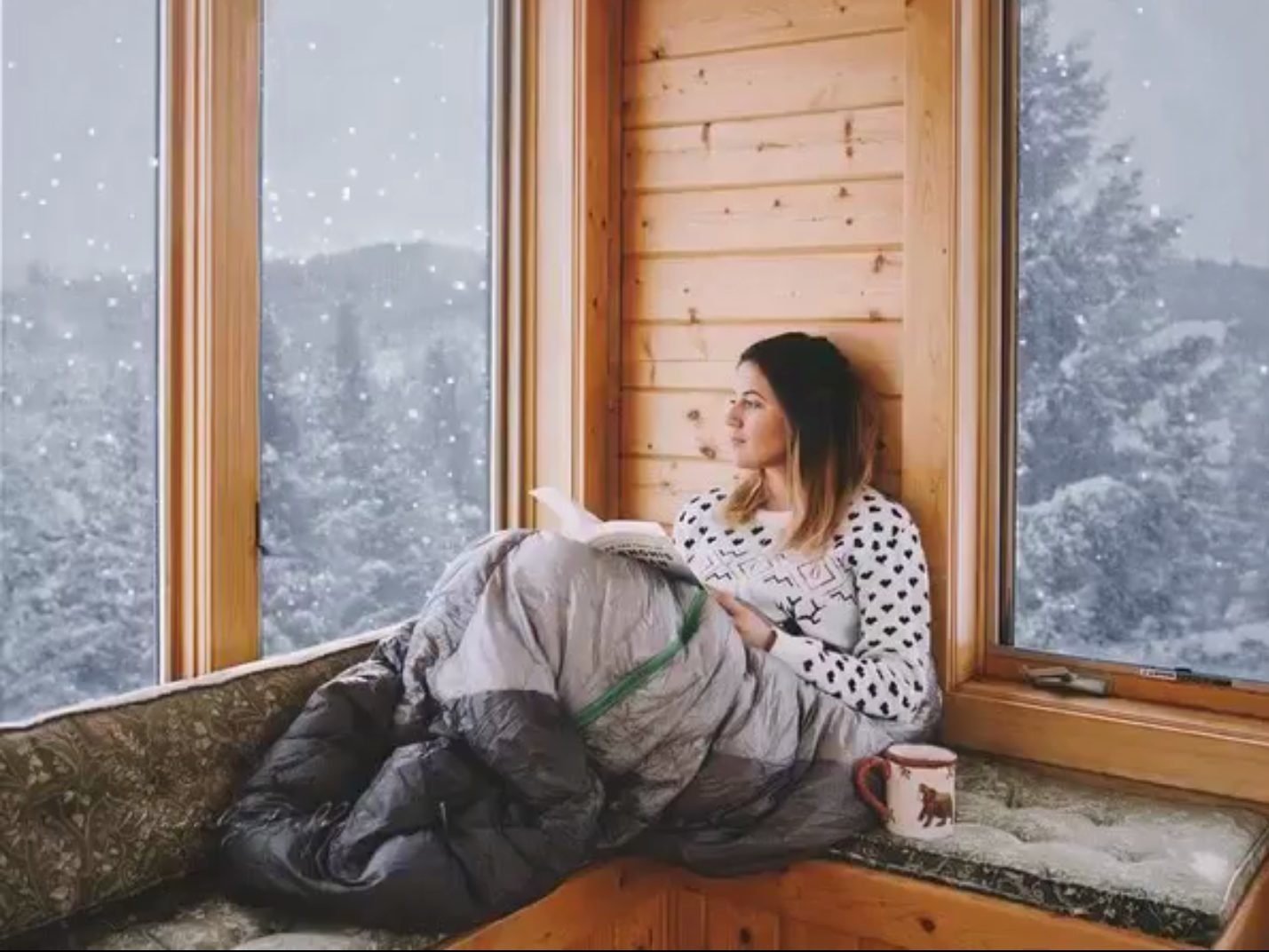 Сидим месяц дома. Зимняя фотосессия у окна. Девушка в зимнем домике. Девушка за окном зима. Зима за окном.