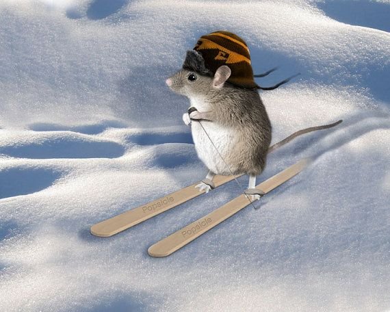 Мышь в снегу нарисованная