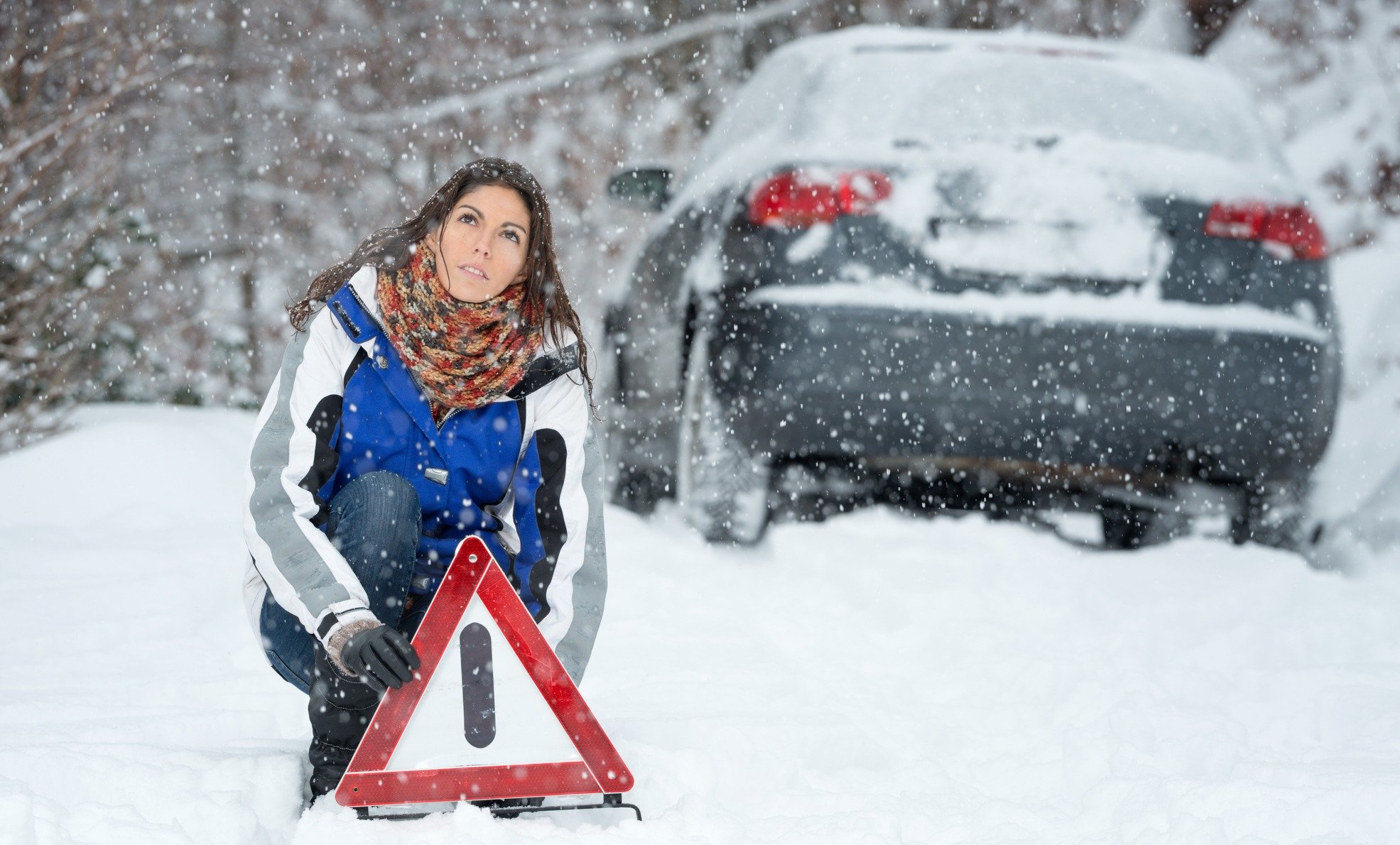 Женщина застряла в машинке. Машина в снегу. Машина застряла в снегу. Девушка зима машина. Женщина толкает машину снег.
