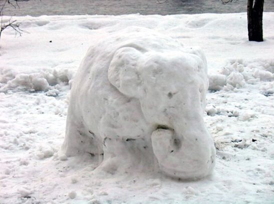 Снежная фигура слон