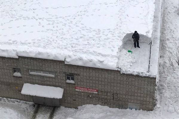 Снег на крыше Мем