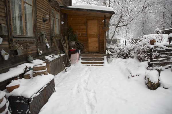 На деревенском крыльце зимой
