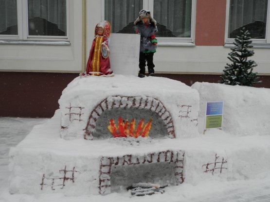 Зимняя фигура из снега печка