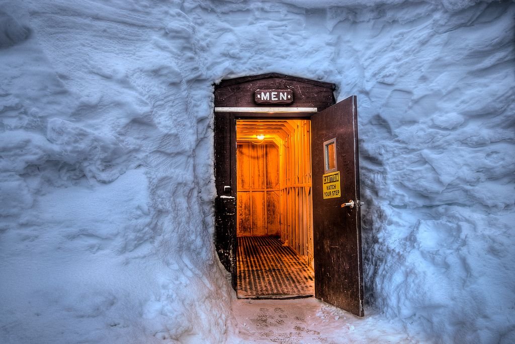 Зимняя дверь в дом