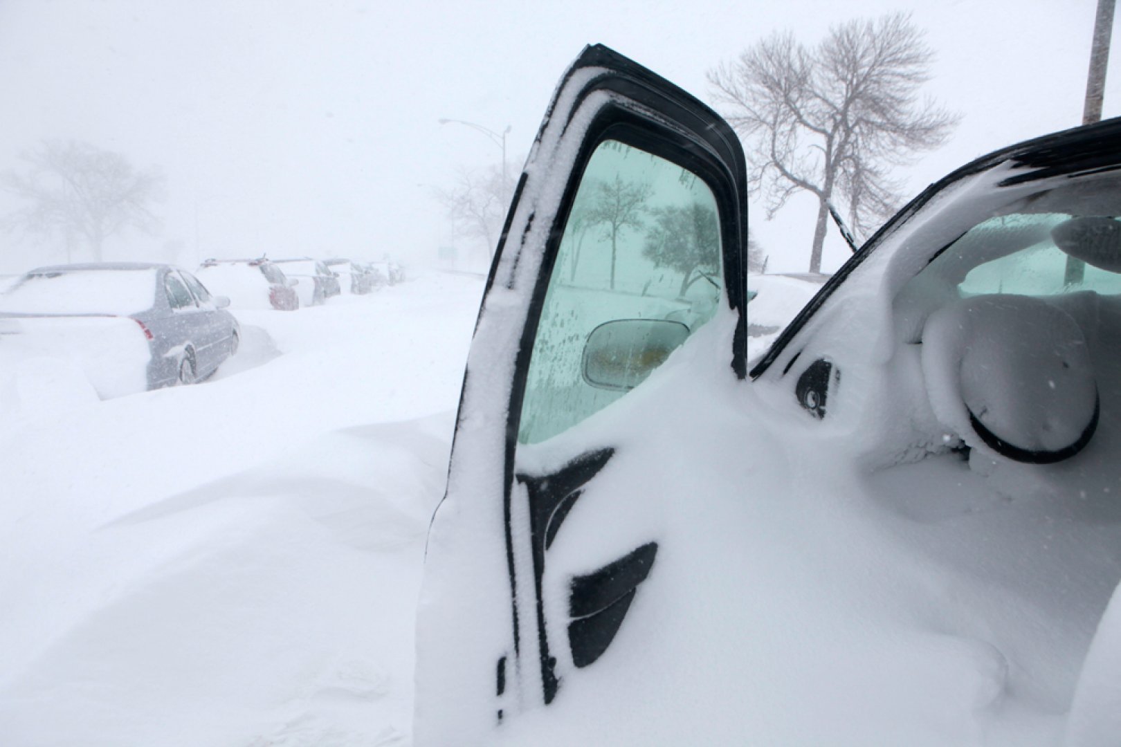 Сугробы на дверь. Машину замело снегом. Снег в машине в салоне. Машина занесенная снегом. Машина в снегу.