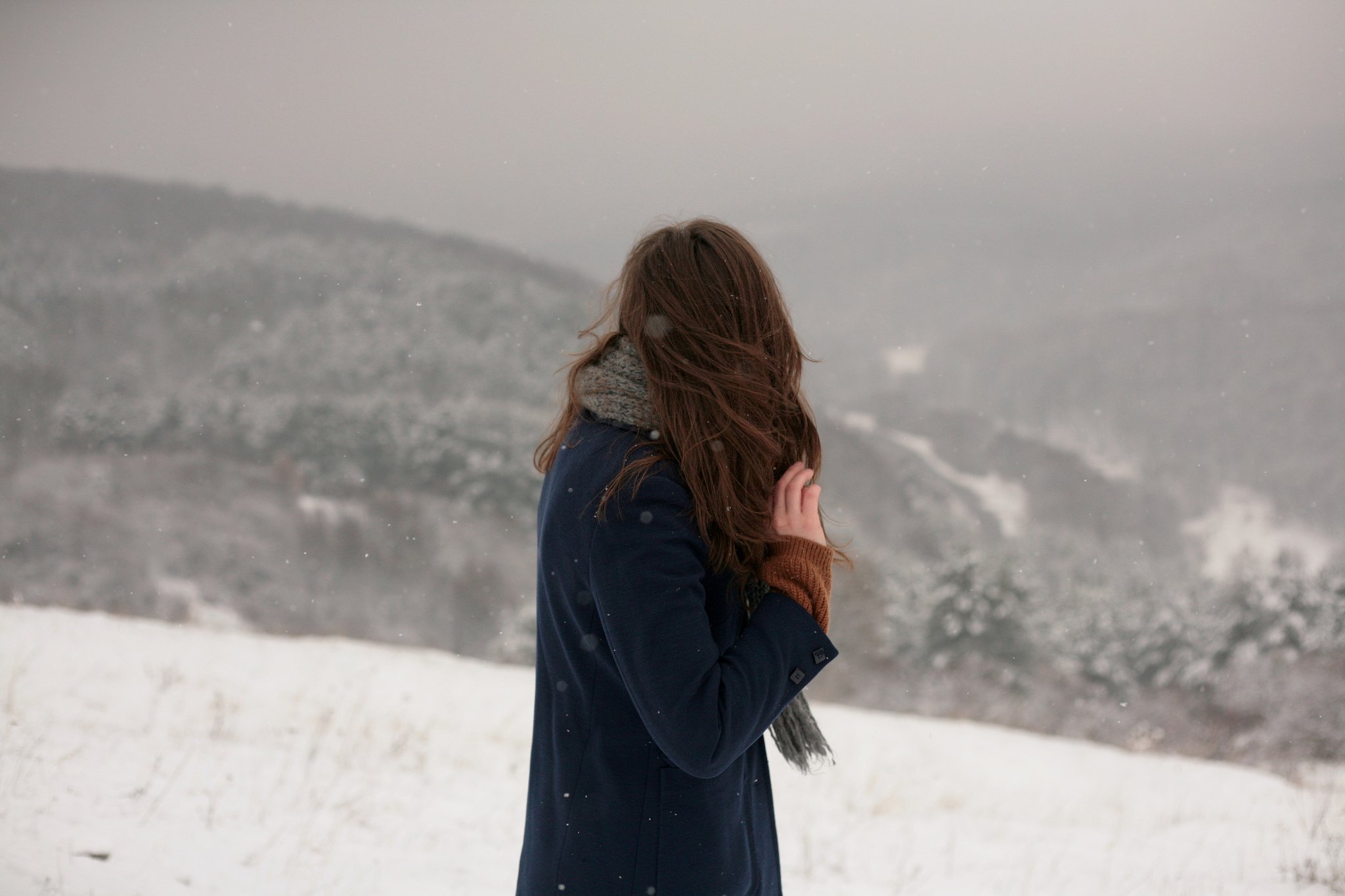Фото девушек зима спиной. Зима девушка со спины. Девушка с темными волосами зимимой. Девушка зимой. Девушка со спины в снегу.