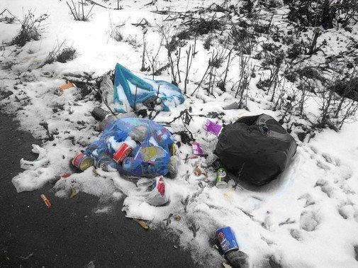 Мусор на природе зимой
