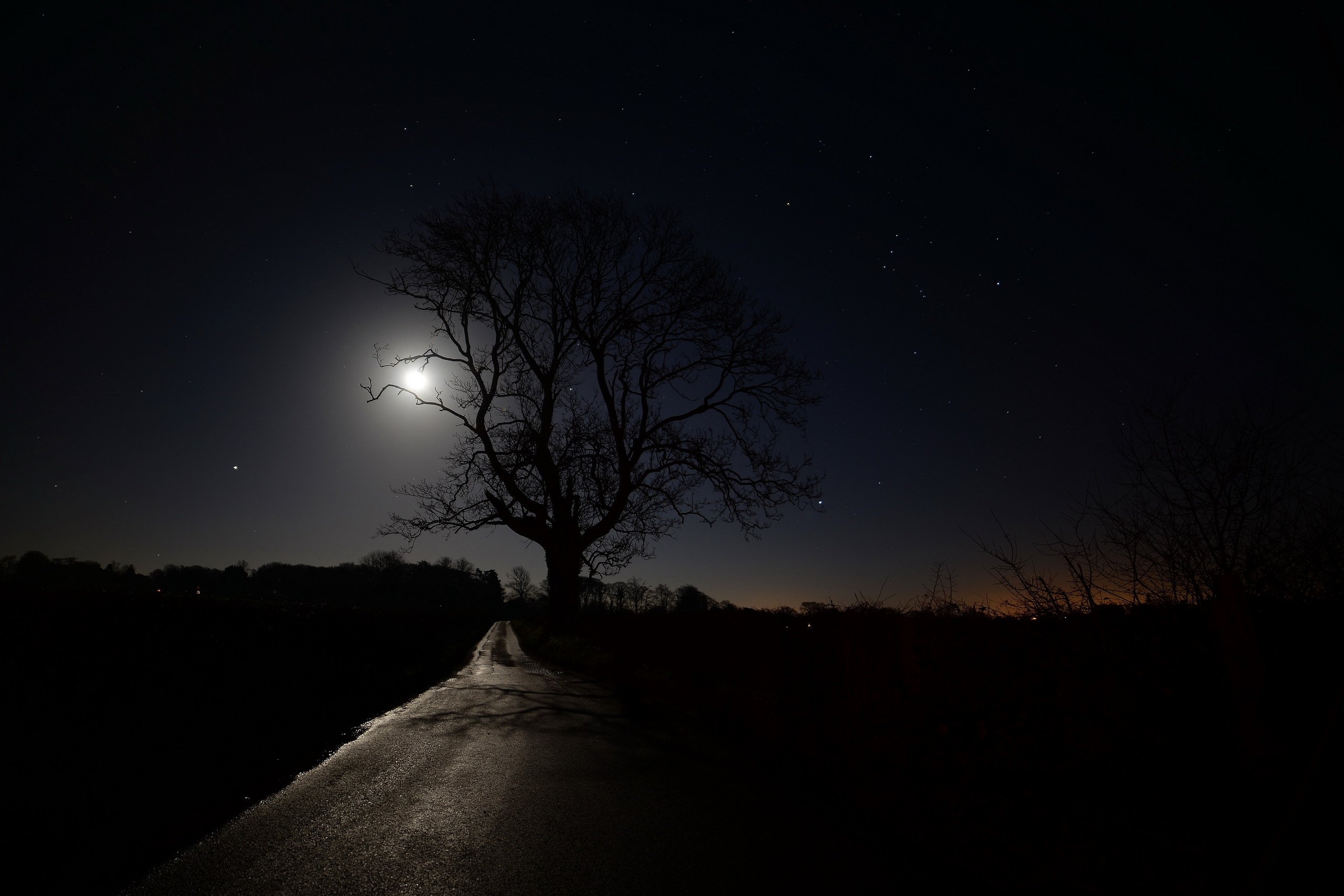 В темную ночь никто не. Проселочная дорога ночью. Дорога к Луне. Темная ночь. Лунная ночь дорога.