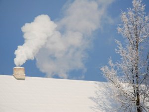Дым из дымохода зимой