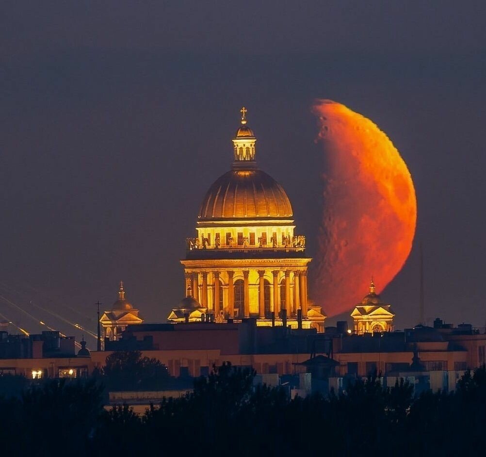 Луна спб 2024. Луна над Исаакиевским собором.