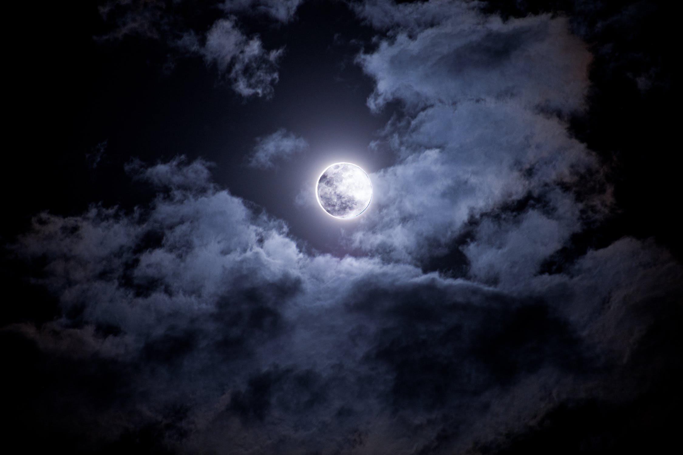 Clouded moon. Луна на небе. Луна в облаках. Ночная Луна. Ночные облака.