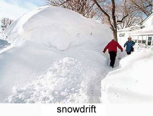 Ребенок в сугробе