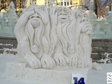 Фигура обезьяны со снега