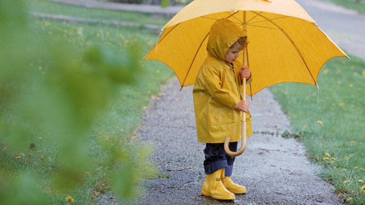 Гулять зонтиком. Дети под зонтиком. Мальчик с зонтом. Зонтик для детей. Дети под зонтом.