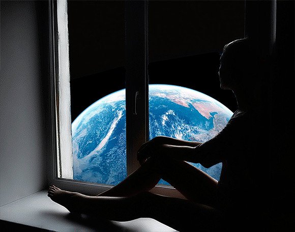 Девушка окно космос