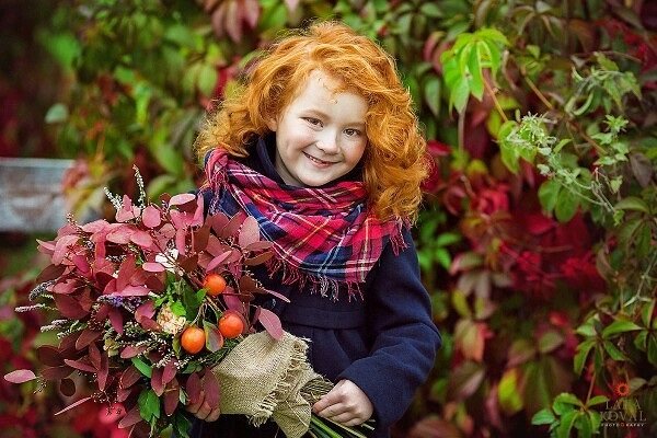 Рыжая девочка осенью