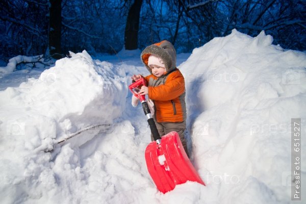 Ребёнок с лопатой зима