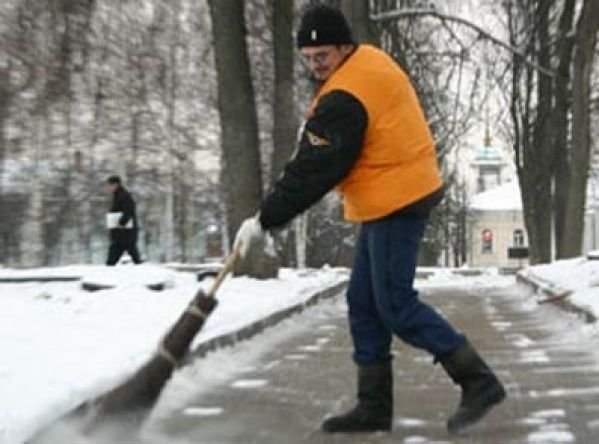 Дворник подметает снег